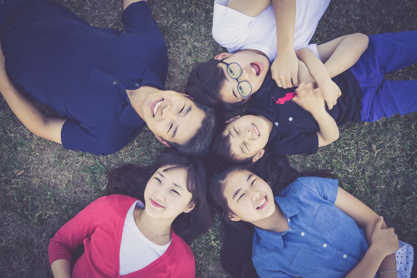 DIY Family Portrait Idea - Children lying on the ground in a circle