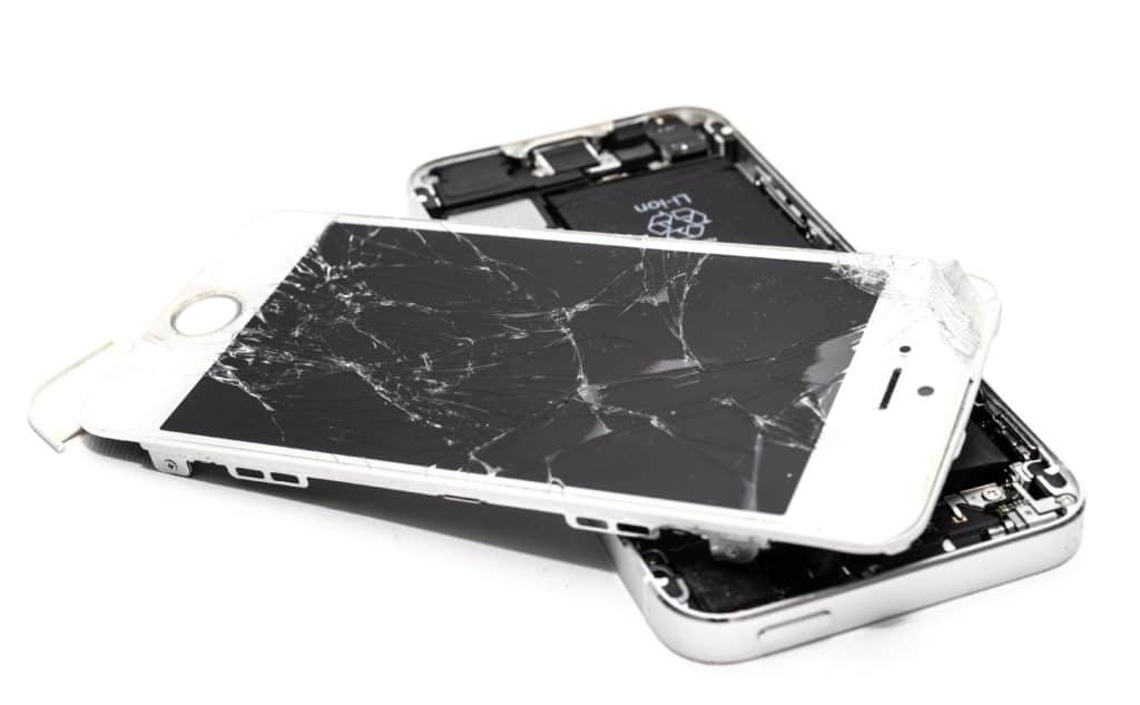 twee mobiele telefoons met gebroken scherm - repareer schermen om snel $500 te verdienen