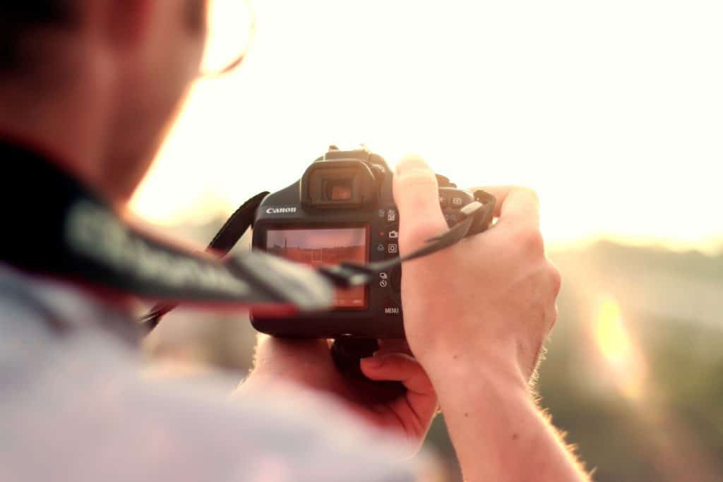 Canon Camera in Hand - Verkoop foto's online en verdien snel $500