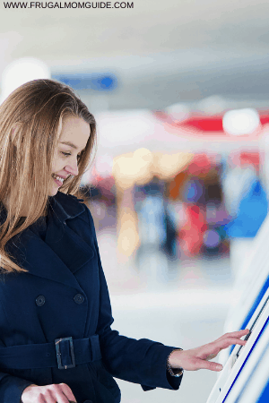 girl at kiosk - gift card to cash - gift card exchange kiosk