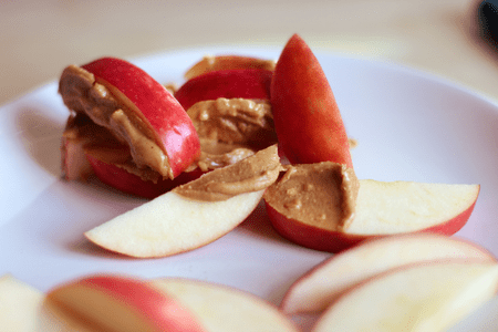 apple slices with peanut butter