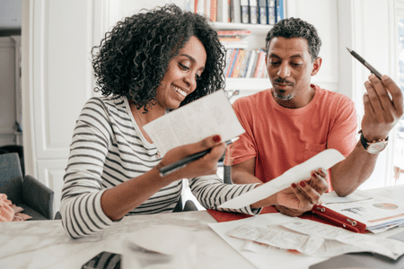 woman and man budgeting for cheap groceries