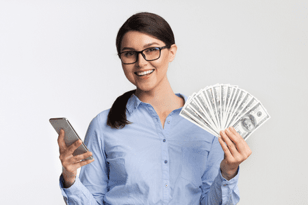 woman with $3000 cash and a cellphone