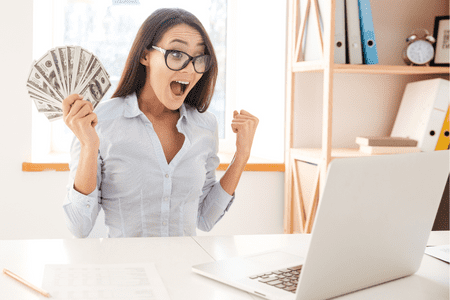 woman with laptop and 3000 cash