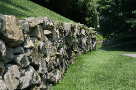 natural rock retaining wall ideas for sloped front yard