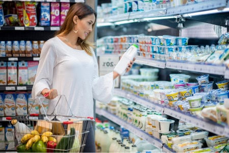 woman shopping for ingredients for cheap meals for 2